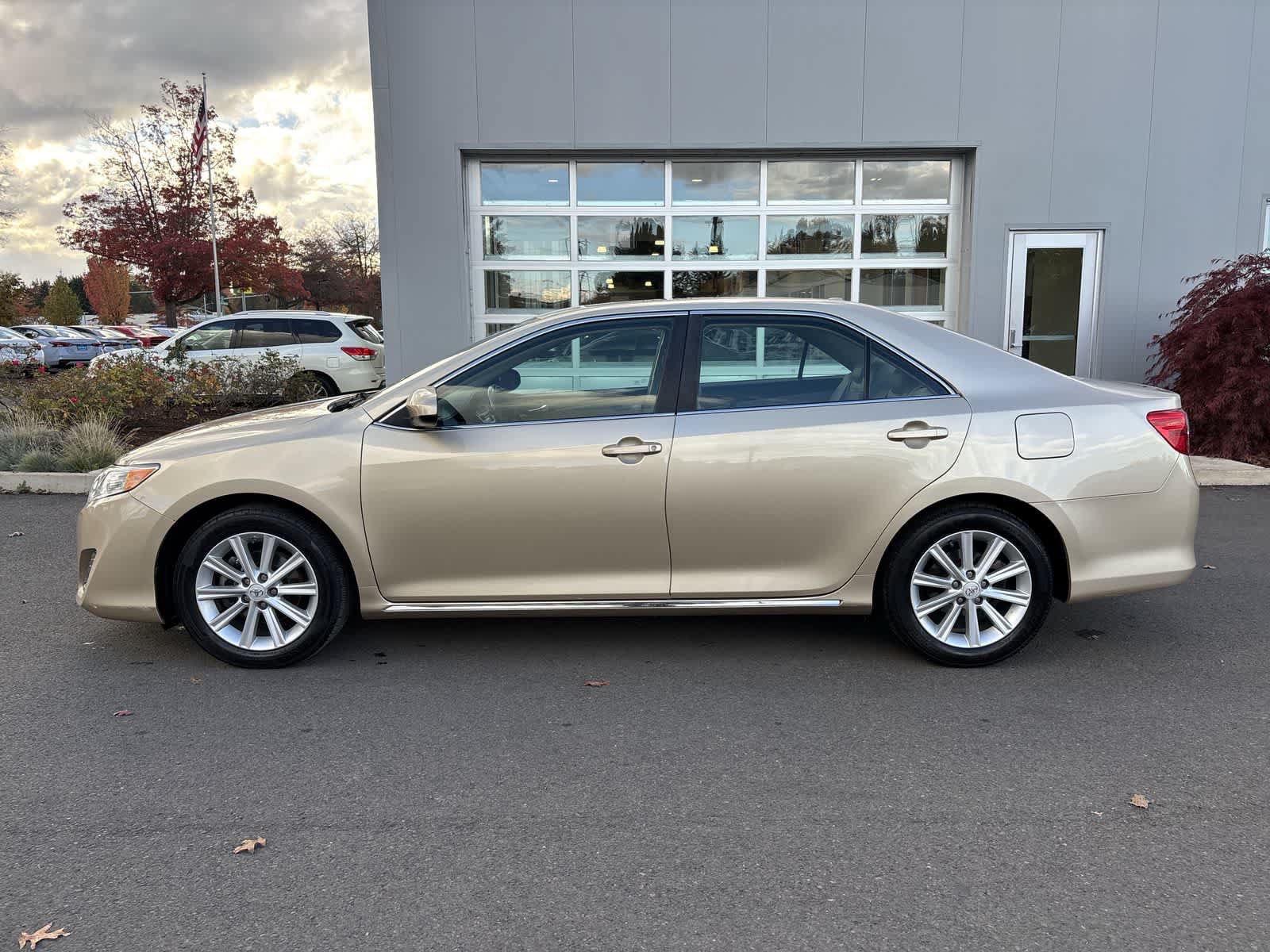 Used 2012 Toyota Camry XLE w/ Leather Pkg FWD image 2