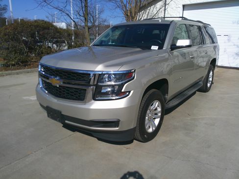 Used 2017 Chevrolet Suburban LT image 5