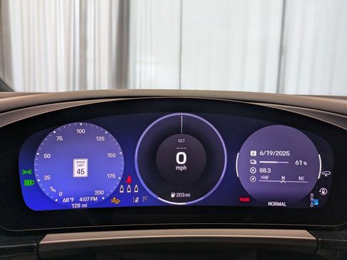 Certified 2025 Porsche Macan Electric image 16