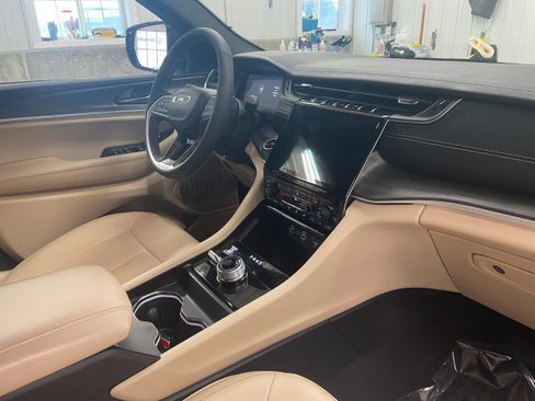 Used 2024 Jeep Grand Cherokee Limited image 40