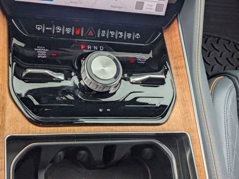 Used 2024 Jeep Grand Wagoneer Series III image 21