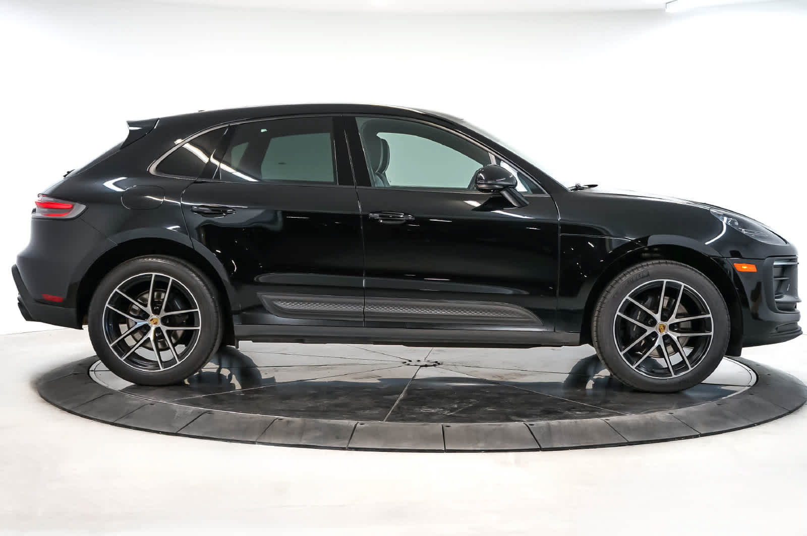 Certified 2024 Porsche Macan AWD/4WD image 8