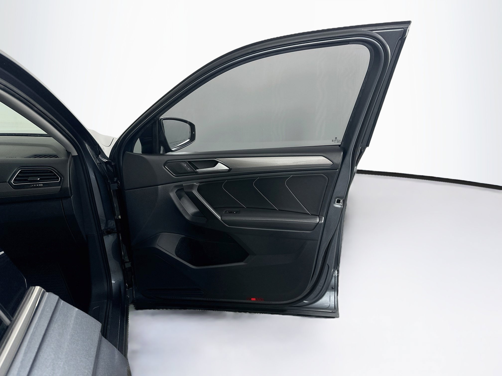 Used 2023 Volkswagen Tiguan SE FWD image 35