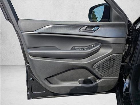 New 2025 Jeep Grand Cherokee Altitude image 22