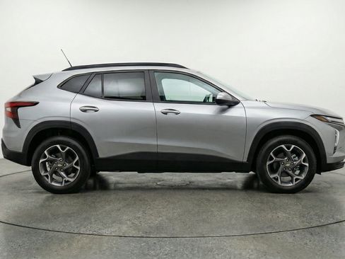 Used 2025 Chevrolet Trax LT w/ LT Convenience Package FWD image 11