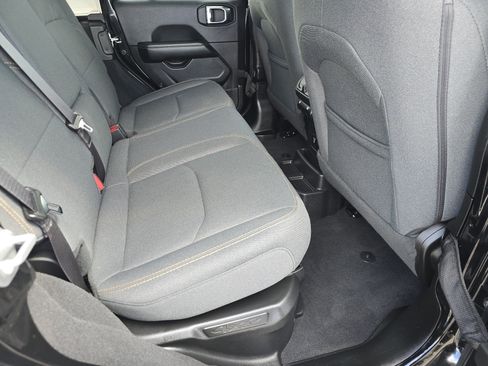 Used 2025 Jeep Wrangler Sahara image 18