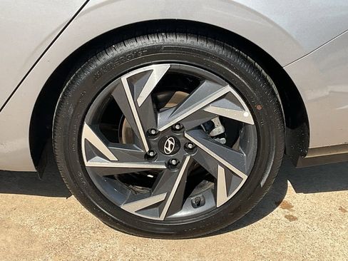 Used 2025 Hyundai Elantra SEL image 8