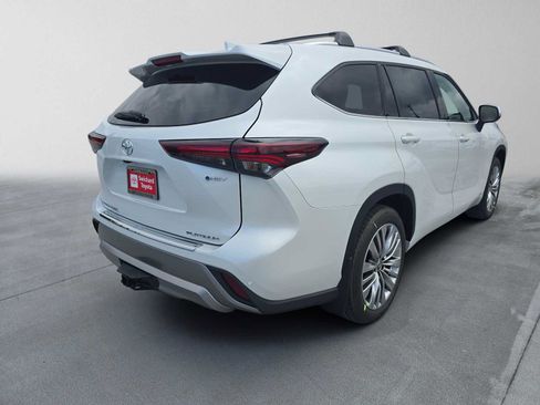 New 2026 Toyota Highlander Platinum AWD/4WD image 3