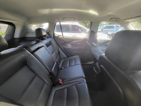 Used 2024 GMC Terrain SLT AWD/4WD image 9