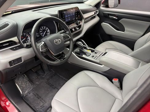 Used 2020 Toyota Highlander XLE AWD/4WD image 10