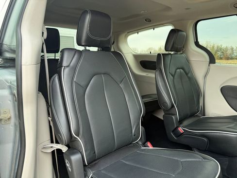 Used 2023 Chrysler Pacifica Limited image 22