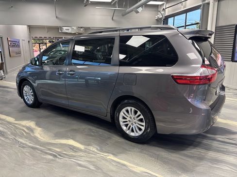 Used 2017 Toyota Sienna XLE image 39