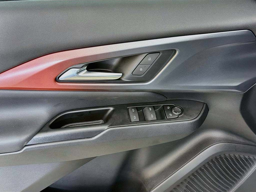 Used 2025 Chevrolet Equinox EV RS FWD image 31