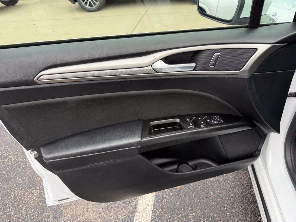 Used 2017 Ford Fusion SE FWD image 8