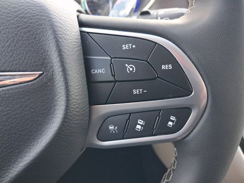 Used 2024 Chrysler Pacifica Touring-L FWD image 21