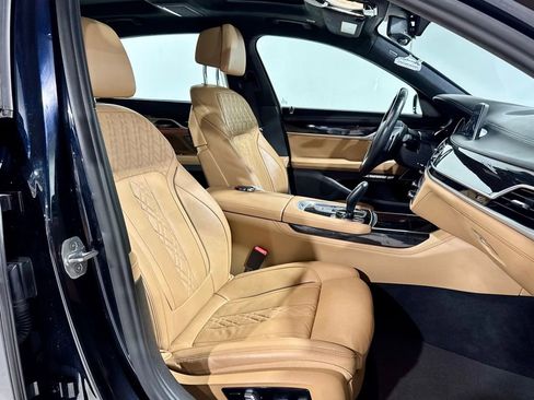 Used 2018 BMW 750i image 24