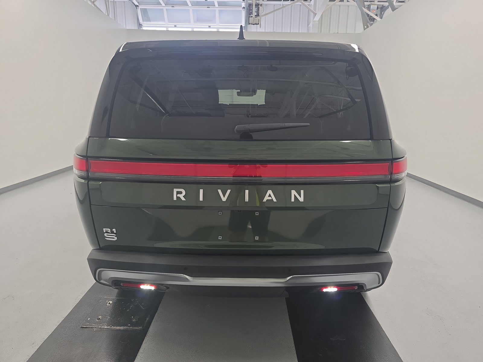 Used 2024 Rivian R1S Adventure Dual AWD/4WD image 4