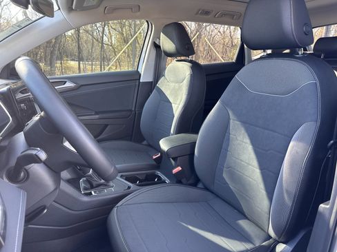 Certified 2025 Volkswagen Taos SE image 40