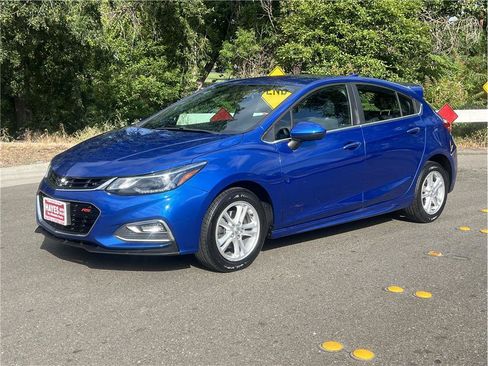 Used 2018 Chevrolet Cruze LT w/ Convenience Package FWD image 3