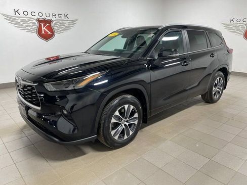 Used 2024 Toyota Highlander XLE AWD/4WD image 3