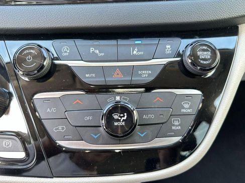 Used 2023 Chrysler Pacifica Touring-L FWD image 17