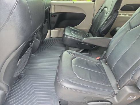 Used 2021 Chrysler Pacifica Touring-L FWD image 16