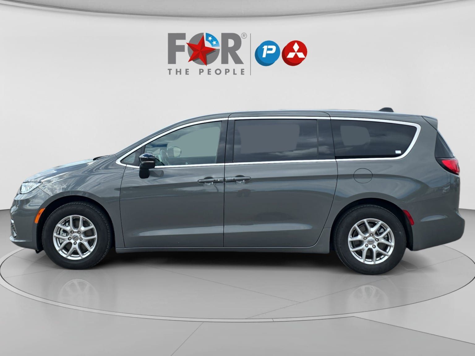 Used 2025 Chrysler Pacifica Select FWD image 2