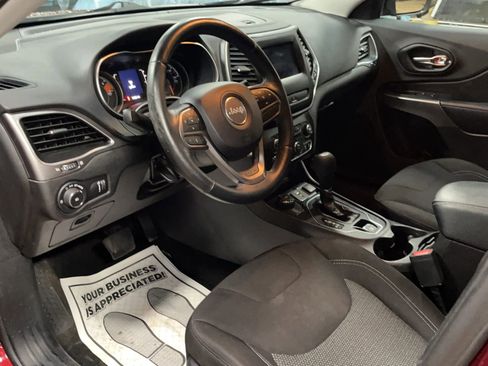 Used 2019 Jeep Cherokee Latitude w/ Cold Weather Group AWD/4WD image 3