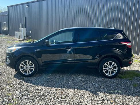 Used 2017 Ford Escape SE image 2