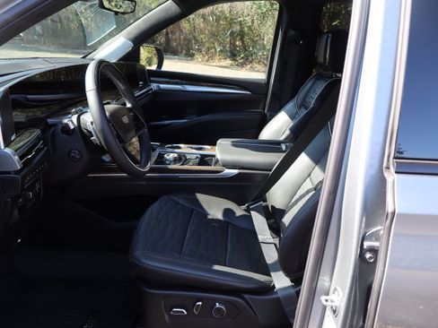 Used 2026 Cadillac Escalade Platinum Sport w/ LPO, ONYX Package image 17