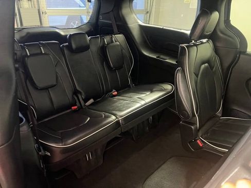 Certified 2025 Chrysler Pacifica Limited FWD image 31