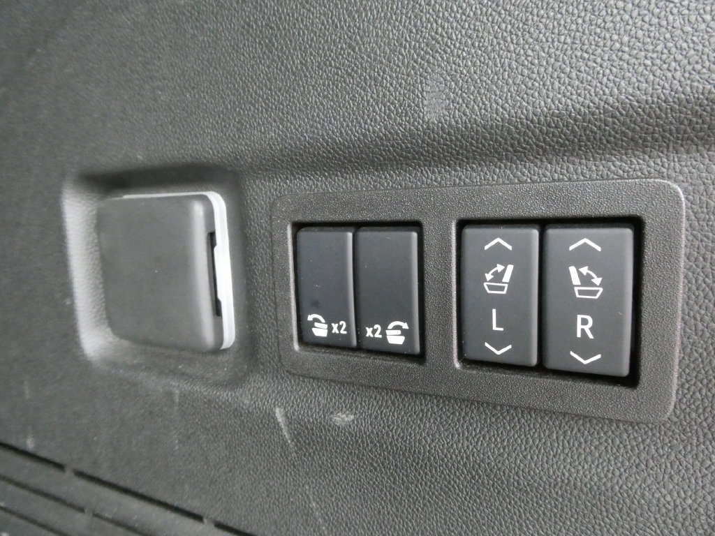 Certified 2025 GMC Yukon XL AT4 w/ AT4 Premium Package AWD/4WD image 21