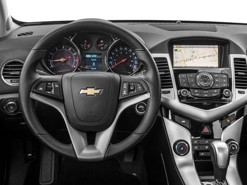 Used 2016 Chevrolet Cruze LT w/ Technology Package FWD image 4