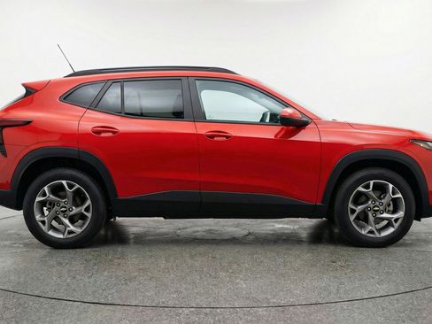 Used 2025 Chevrolet Trax LT FWD image 11