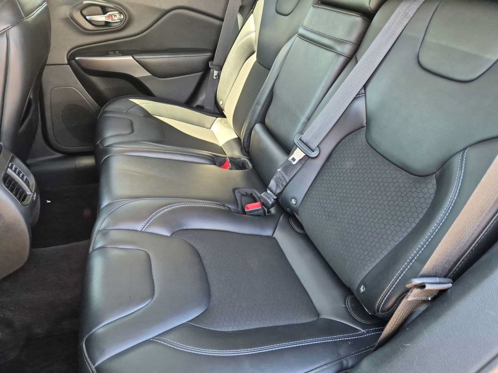 Used 2019 Jeep Cherokee Latitude Plus w/ Cold Weather Group AWD/4WD image 19