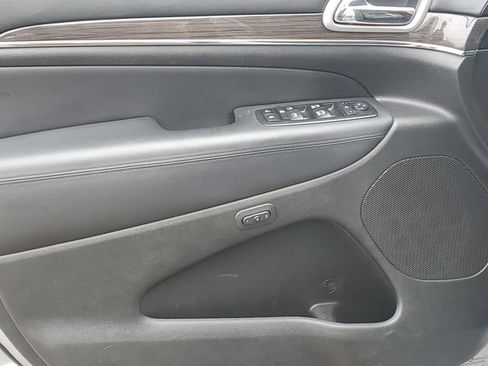 Used 2018 Jeep Grand Cherokee Overland image 16