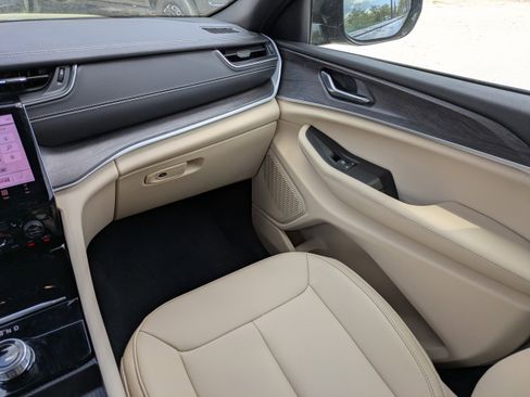 Used 2024 Jeep Grand Cherokee Limited image 14