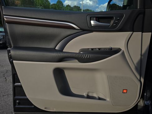 Used 2015 Toyota Highlander Limited Platinum AWD/4WD image 29
