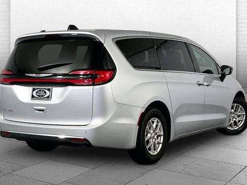 Used 2024 Chrysler Pacifica Touring-L image 13
