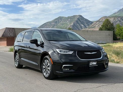 Used 2024 Chrysler Pacifica Limited FWD image 1