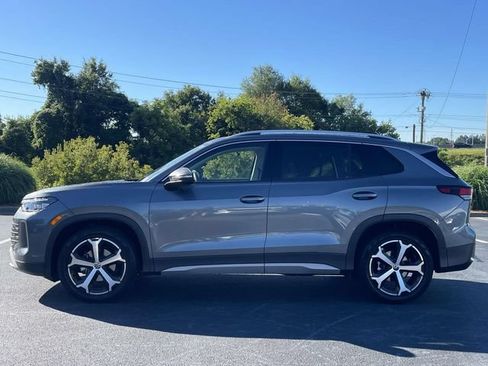Certified 2026 Volkswagen Tiguan SE w/ Panoramic Sunroof Package FWD image 4