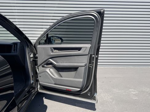 Used 2025 Porsche Cayenne Turbo image 15