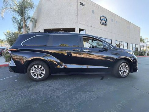 Used 2024 Toyota Sienna XLE FWD image 12
