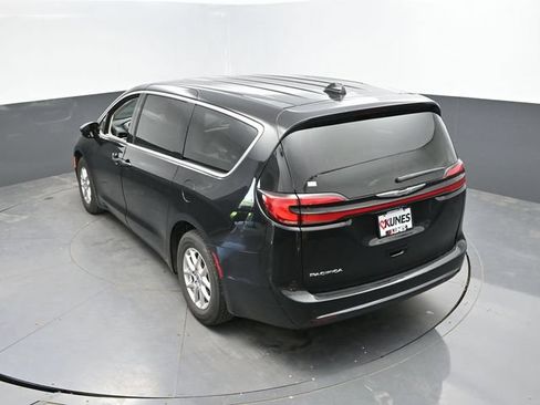 Used 2024 Chrysler Pacifica Touring-L FWD image 42