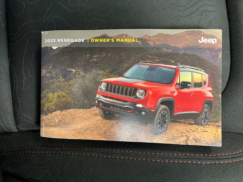 Used 2023 Jeep Renegade Trailhawk AWD/4WD image 33