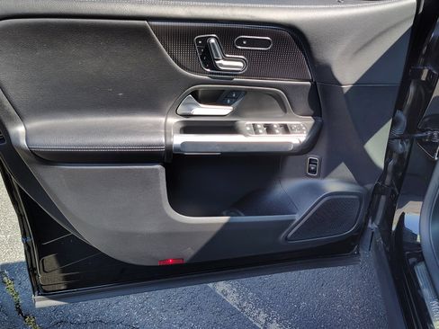 Used 2021 Mercedes-Benz GLB 250 4MATIC image 9