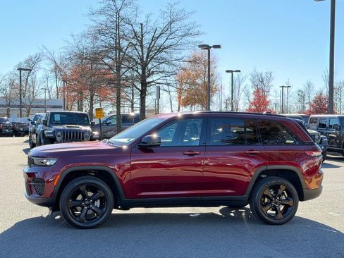Certified 2024 Jeep Grand Cherokee Altitude image 11