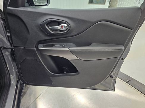 Used 2021 Jeep Cherokee Latitude image 23