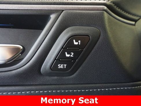 Used 2023 Toyota Venza XLE image 7