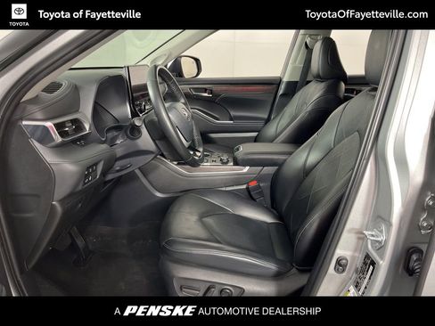Used 2023 Toyota Highlander Platinum image 25